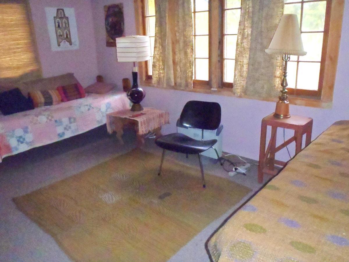 Ocho Guesthouse & Weaver'S Studio Espanola Exterior photo
